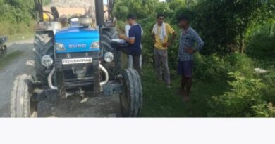 यमुना नदी में अवैध खनन करते तीन ट्रैक्टर पकड़े:खनन निरीक्षक