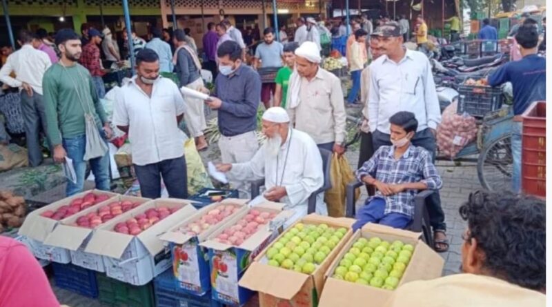 खाद्य निरीक्षक ने किया औचक निरीक्षण, पॉलिथीन रखने पर दो से वसूला एक हजार जुर्माना