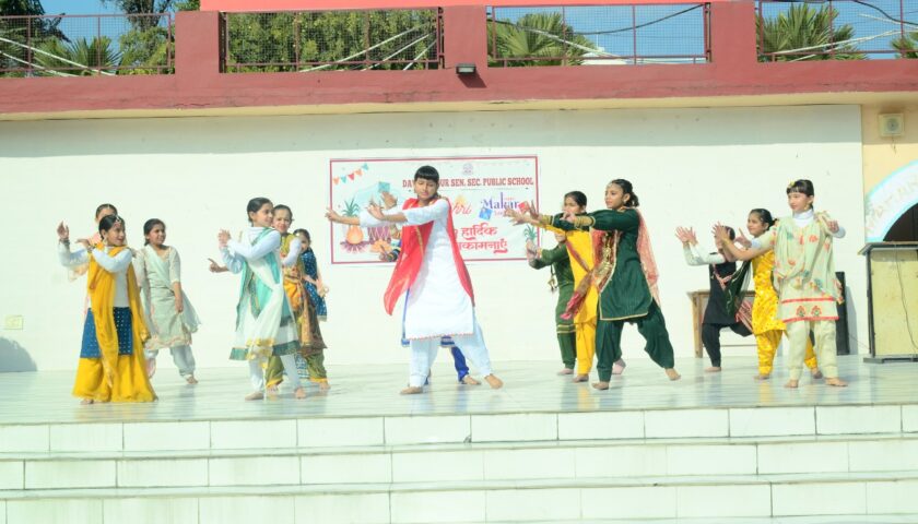 डीएवी पांवटा साहिब में रही लोहड़ी की धूम:डॉ लवानिया