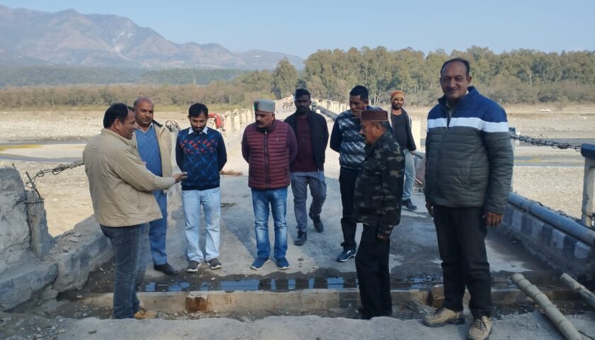 चौ.किरनेश जंग गिरी नदी पर बने पुल के मरम्मत कार्य का लिया जायजा
