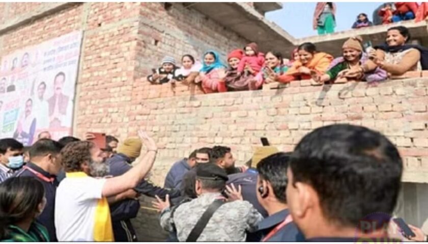 छत पर खड़ीं महिलाओं ने राहुल गांधी को लगाई आवाज, 1,500 कब दोगे