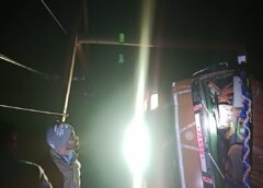 अनियंत्रित ट्रक ने बिजली पोल में मारी टक्कर