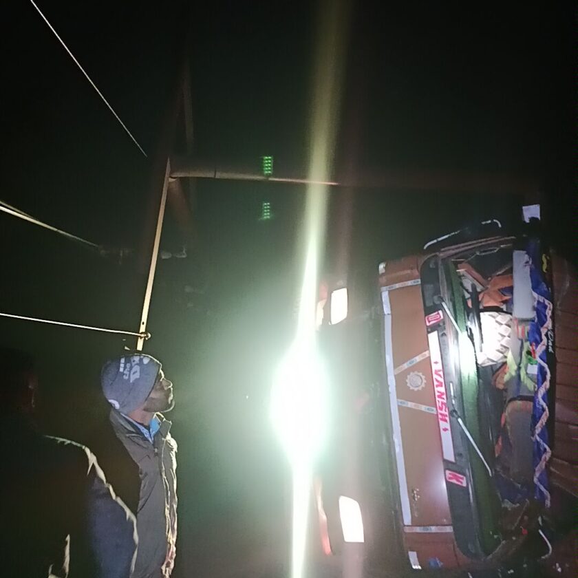 अनियंत्रित ट्रक ने बिजली पोल में मारी टक्कर