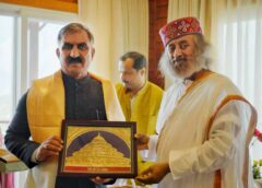 सीएम सुक्खू ने की वैश्विक आध्यात्मिक गुरु, गुरुदेव श्री श्री रवि शंकर से भेंट*