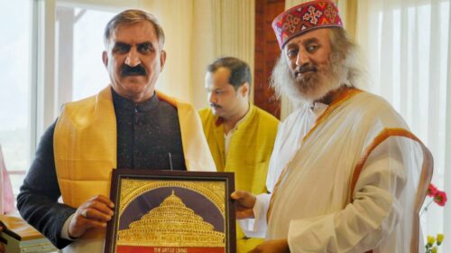 सीएम सुक्खू ने की वैश्विक आध्यात्मिक गुरु, गुरुदेव श्री श्री रवि शंकर से भेंट*