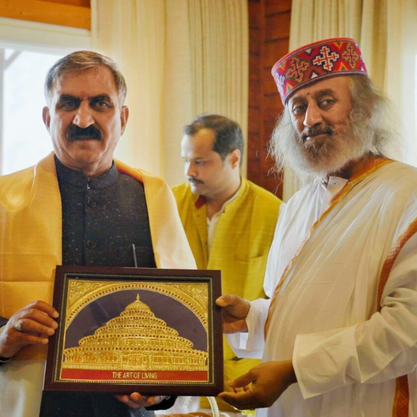 सीएम सुक्खू ने की वैश्विक आध्यात्मिक गुरु, गुरुदेव श्री श्री रवि शंकर से भेंट*