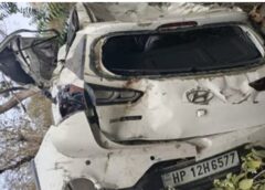 Road Accident: 200 मीटर नीचे जा गिरी कार, तीन लोगों की मौत