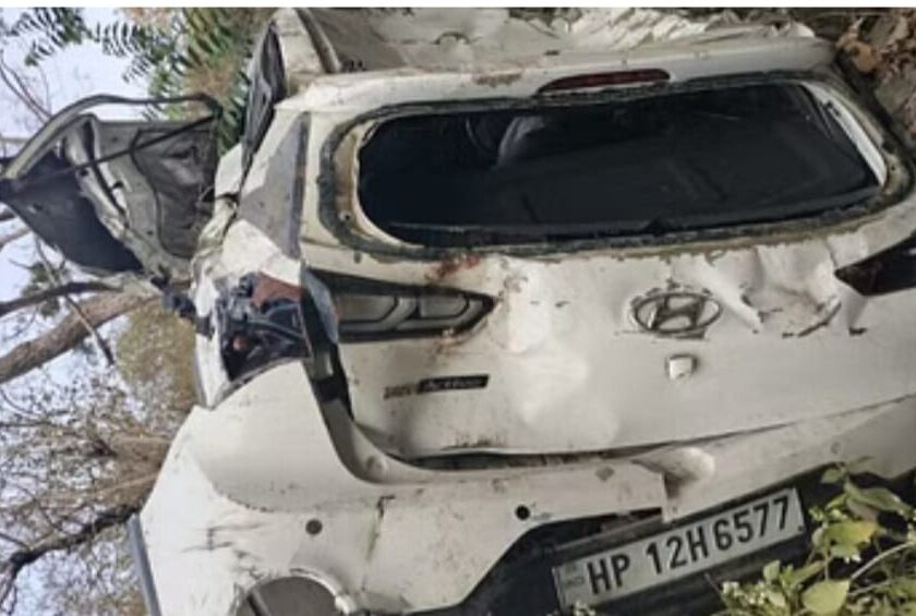 Road Accident: 200 मीटर नीचे जा गिरी कार, तीन लोगों की मौत