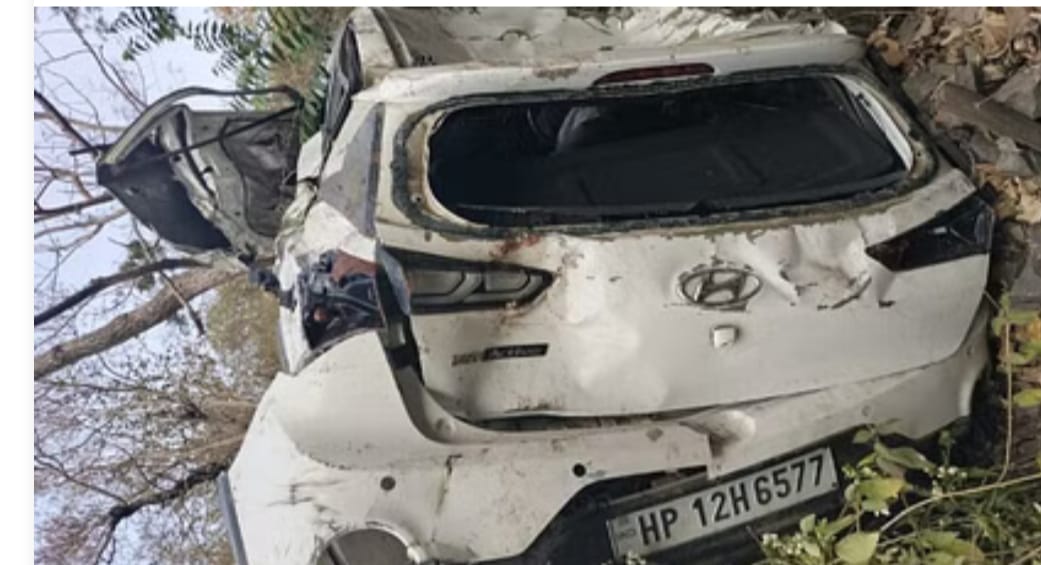Road Accident: 200 मीटर नीचे जा गिरी कार, तीन लोगों की मौत