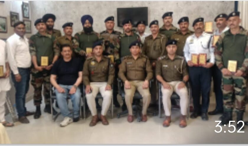होल्ला मोहल्ला में बेहतरीन सेवाएं देनेपर इन पुलिस जवानों को किया सम्मानित