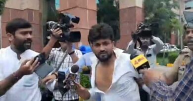 सपा के महासम्मेलन में स्वामी प्रसाद मौर्य पर हमला, जूता फेंका, हमलावर गिरफ्तार