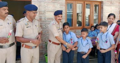 डिवाइन विज़डम के विद्यार्थियों किया पुलिसकर्मियों का ‘रक्षा’ अभिनंदन