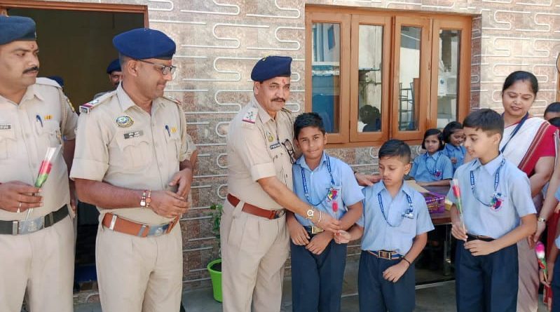 डिवाइन विज़डम के विद्यार्थियों किया पुलिसकर्मियों का ‘रक्षा’ अभिनंदन