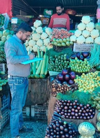 बाजार में प्रतिबंधित पॉलीथीन तथा खाद्य वस्तुओं की बड़ी चेकिंग,