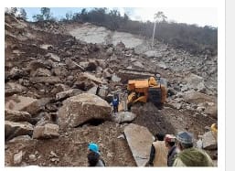 भूस्खलन फिर बना जान पर आफ़त, पहाड़ दरकने से मलबे में समाई JCB मशीन