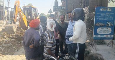 जेसीबी मशीन से पेयजल लाइनें उखाड़ डालीं, लोगों ने नाराजगी जताई