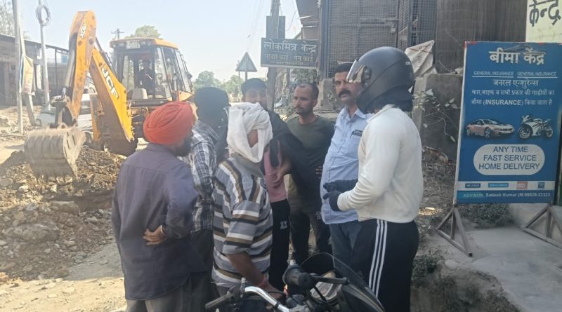 जेसीबी मशीन से पेयजल लाइनें उखाड़ डालीं, लोगों ने नाराजगी जताई