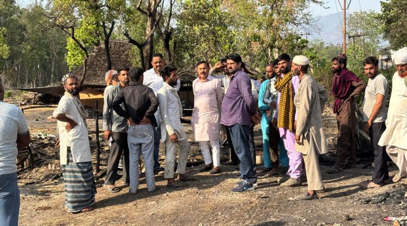 चौधरी किरनेश जंग ने बेघर हुए गुज्जरों का जाना हालचाल
