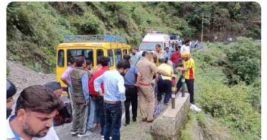कार अनियंत्रित होकर खाई में गिरी