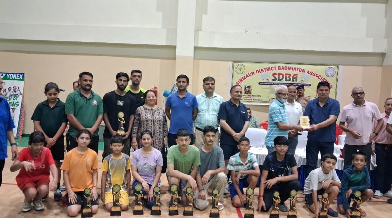 दून वैली स्कूल का जिला बैडमिंटन टूर्नामेंट में शानदार प्रदर्शन किया।