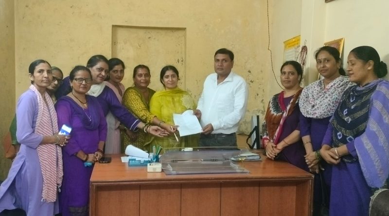 योजना किसी भी विभाग की हो, काम आंगनवाड़ी कार्यकर्ता काे