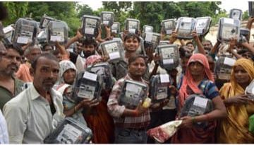 घरों में लगे स्मार्ट मीटर उखाड़ लाए लोग