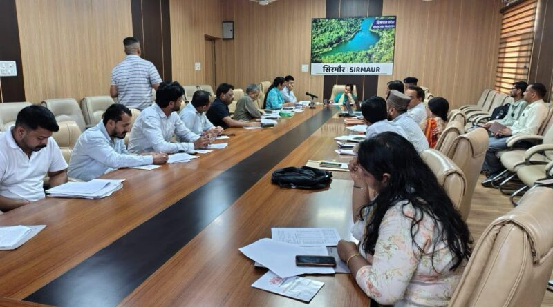 5 व 15 वर्ष की आयु पूर्ण कर चुके बच्चों का आधार बायोमैट्रिक अपडेट करवाना अति आवश्यक -उपायुक्त