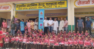 समाजसेवी मनीष तोमर ने नघेता स्कूल में बच्चों को दी नई ड्रेसें