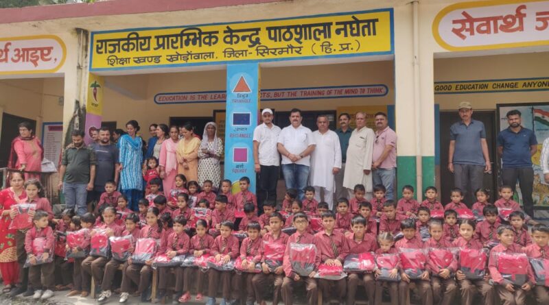 समाजसेवी मनीष तोमर ने नघेता स्कूल में बच्चों को दी नई ड्रेसें