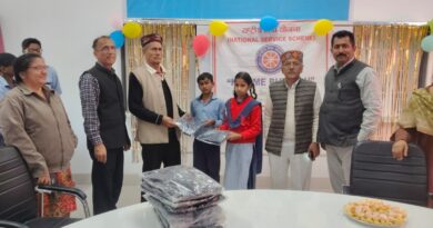 अजौली स्कूल में गरीब छात्र-छात्राओं को बांटे निःशुल्क स्वेटर:नरेश