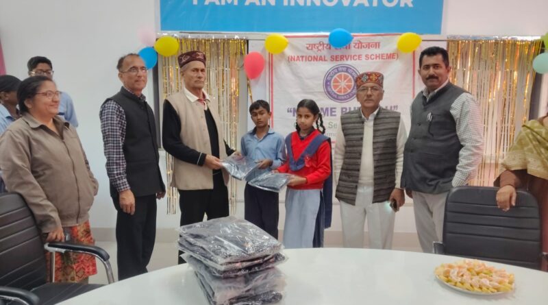 अजौली स्कूल में गरीब छात्र-छात्राओं को बांटे निःशुल्क स्वेटर:नरेश