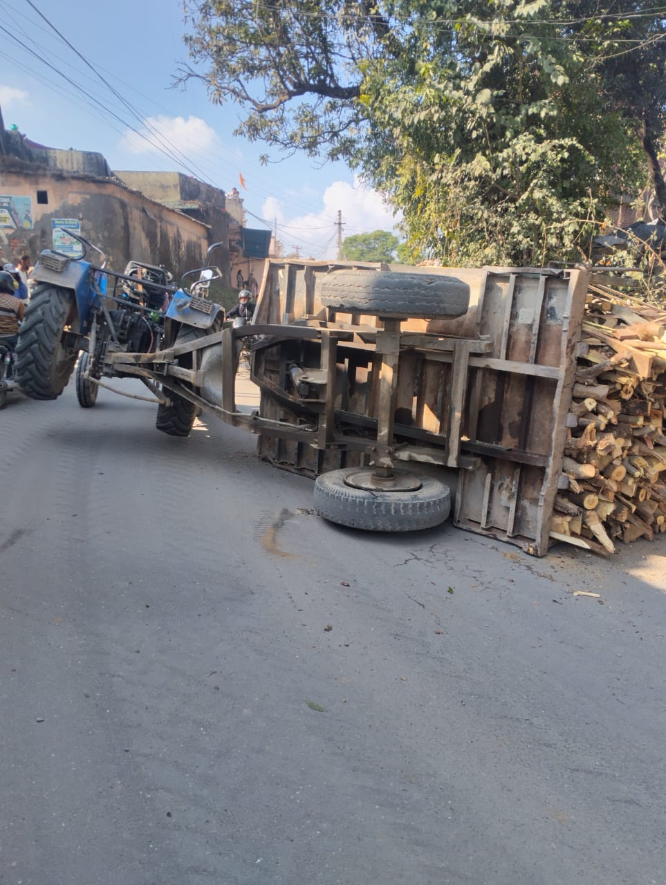 बांगरण पुल के समीप सड़क पर लकड़ी से भरी ट्रॉली पलटी
